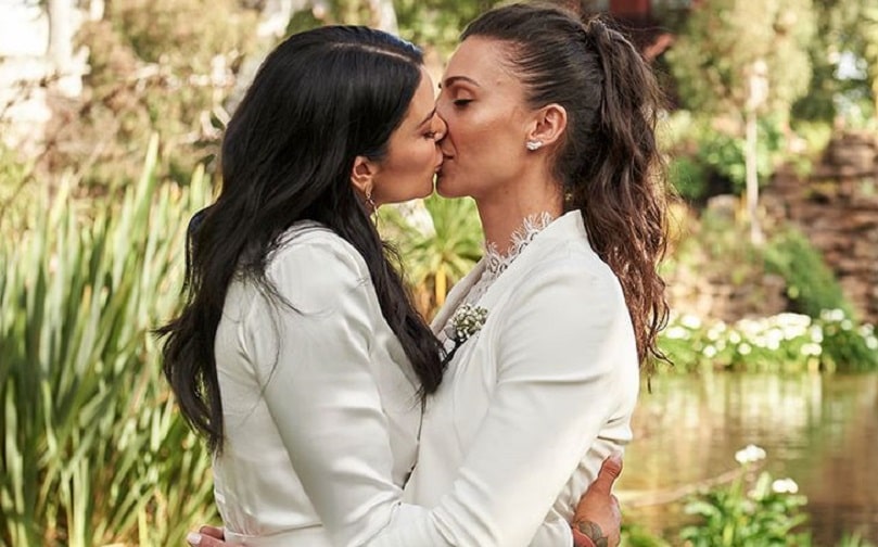 MAFS Amanda and Tash first lesbian kiss
