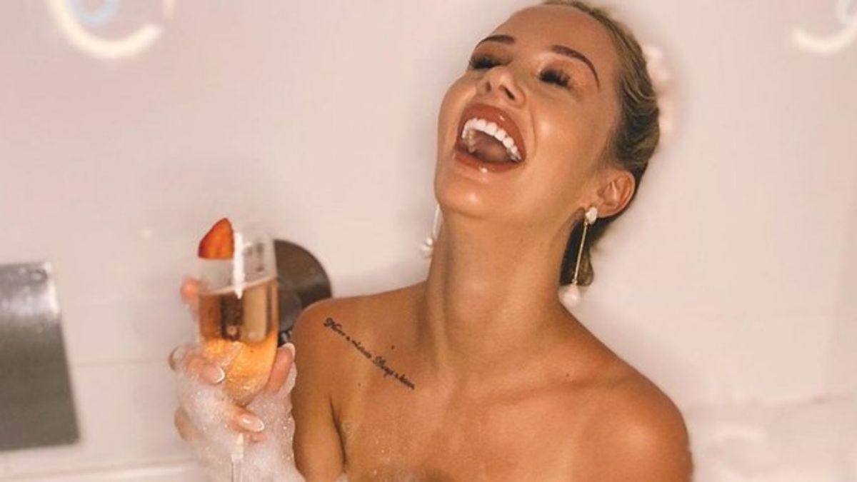Jessika Power desperate for attention as she gets nude in the bath