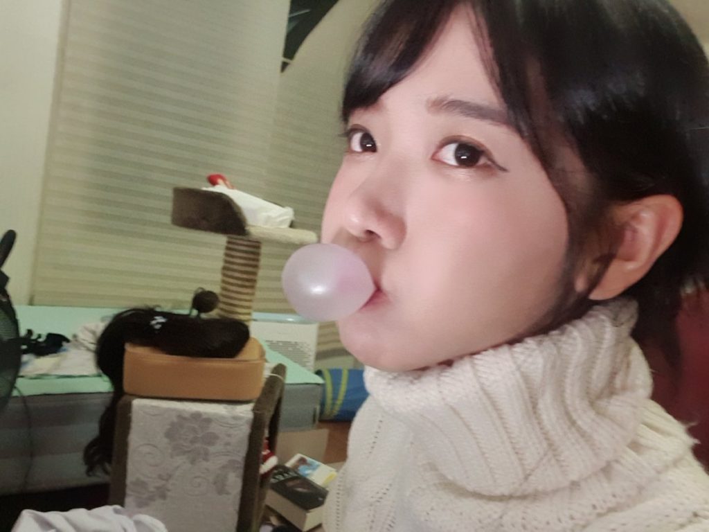 Jinnytty Twitch blowing bubble gum