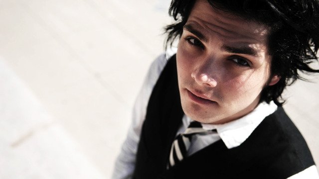 Gerard Way was never really fat and looked great with a little extra weight. Fans excited for reunion tour!