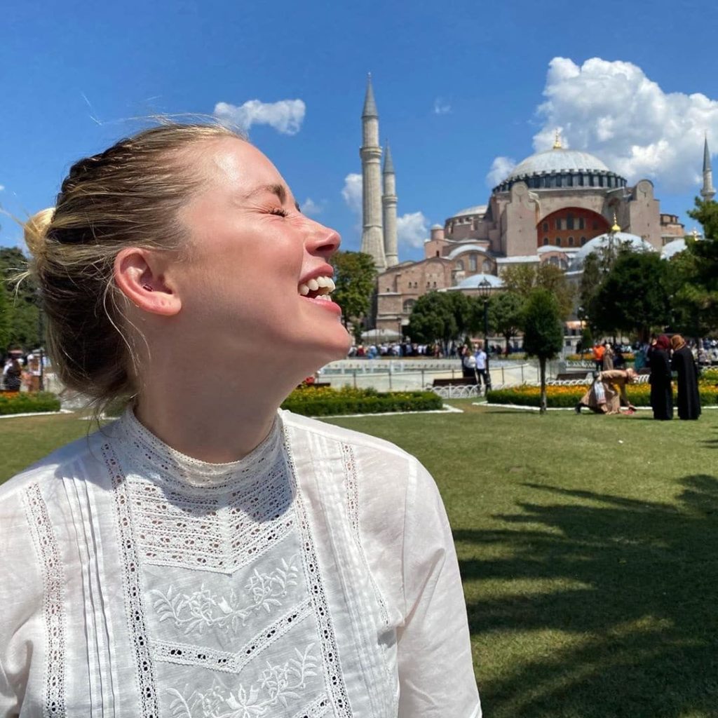 Amber Heard maskles outside of Istanbul mosque