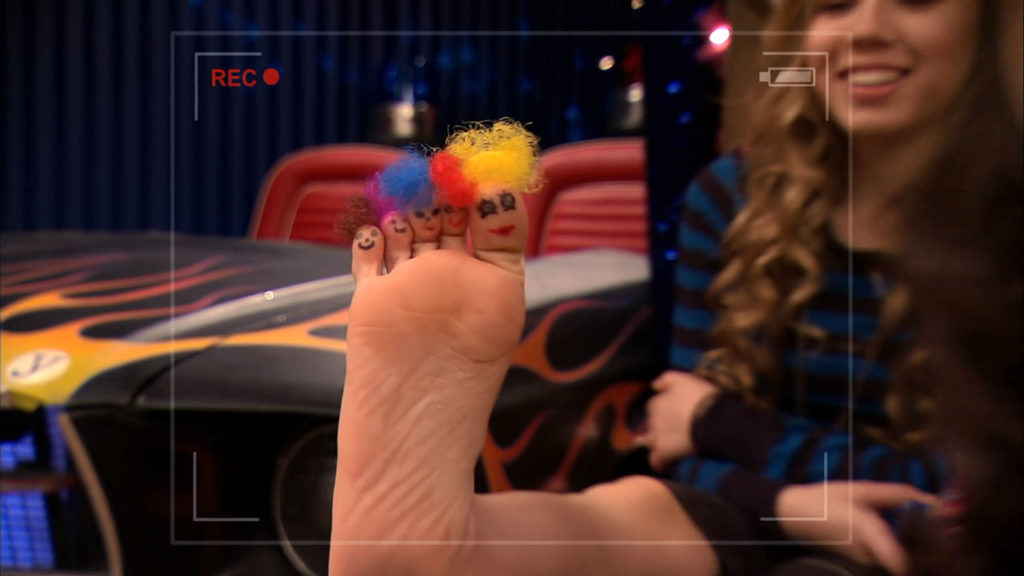 Miranda Cosgrove shows feet in iCarly
