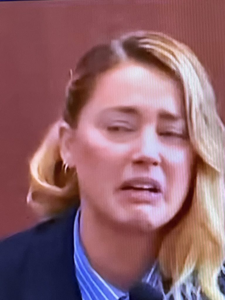 Amber Heard crying without tears during testimony.