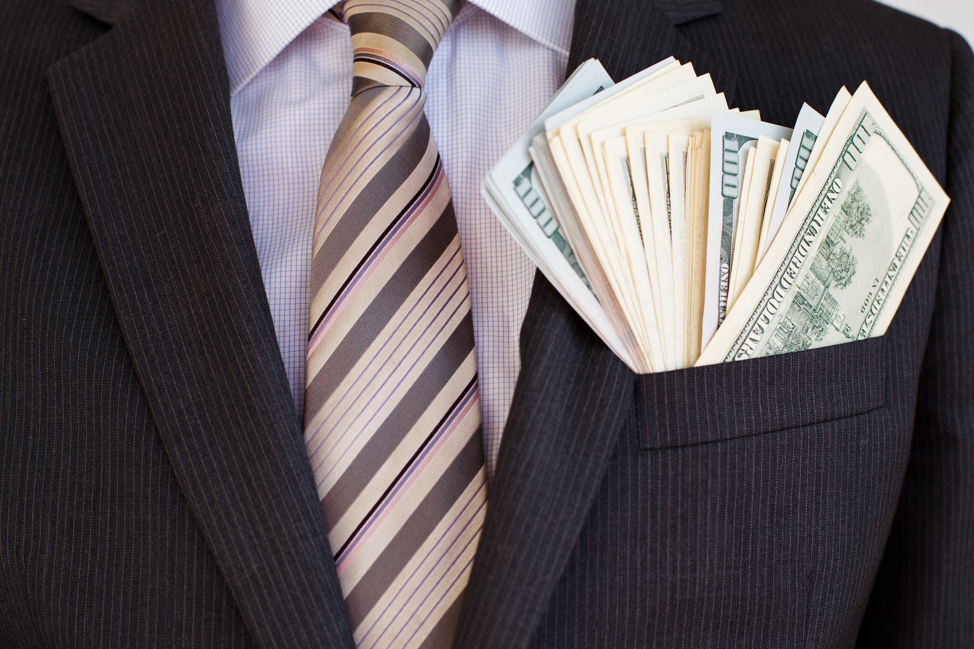 The Ultimate Buying Guide For Luxury Men’s Wallets POPTOPIC