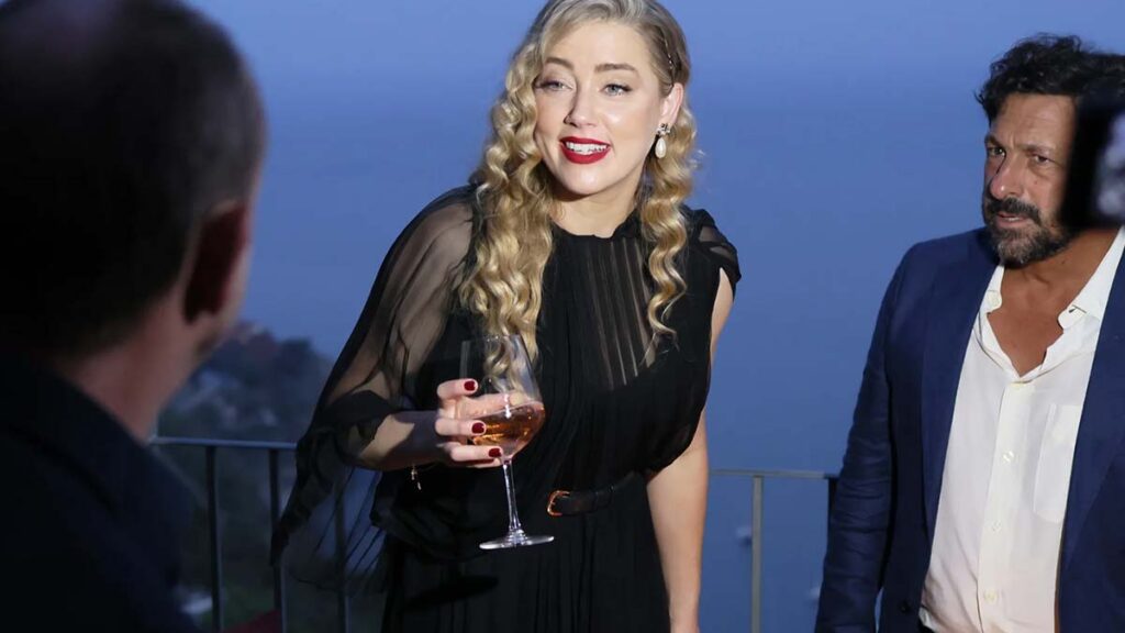 Amber Heard drunk on wine, again.