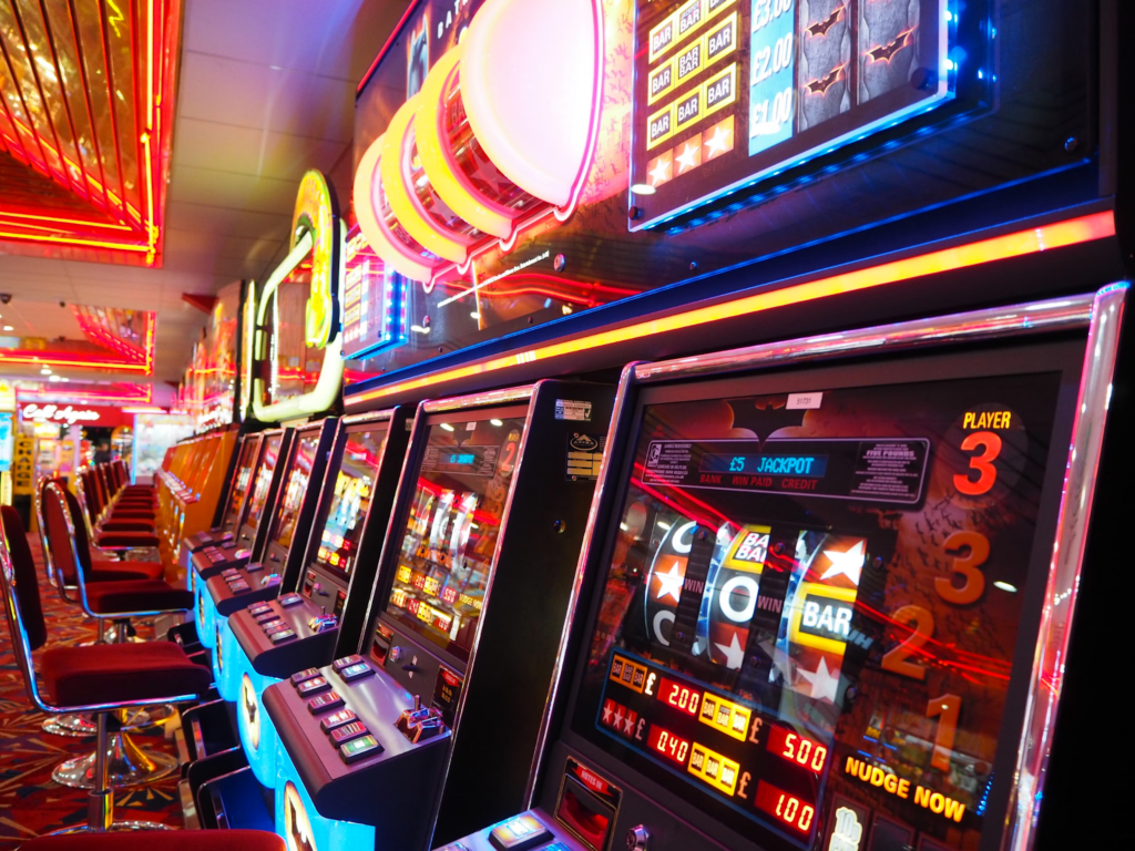 Alt : Slot machines in a brick-mortar casino
